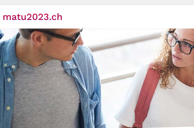Ein Gymnasiast und eine Gymnasiastin schauen sich an. Darüber ist der Schriftzug 'matu2023.ch'
