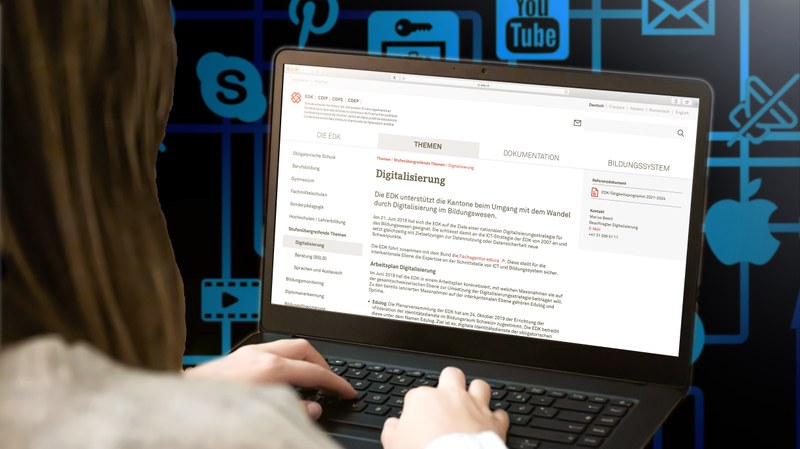 Sicht über die Schulter einer jungen Frau auf einen Laptop, auf dem Screen ist die EDK-Webseite «Digitalisierung» zu sehen