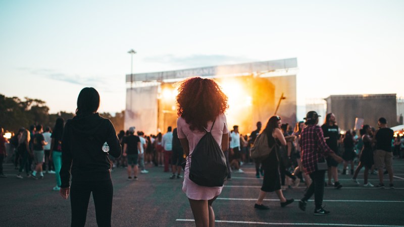 Musikfestival mit Besuchenden