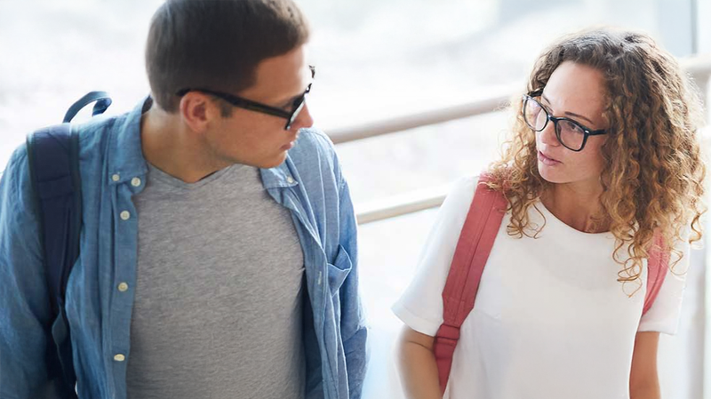 Ein Schüler und einen Schülerin sprechen zusammen