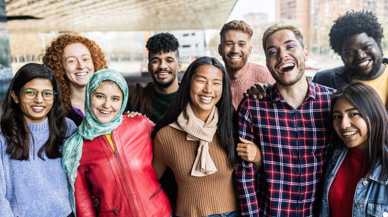 Diverse junge Menschen multiethnischer Herkunft die zusammen lachen