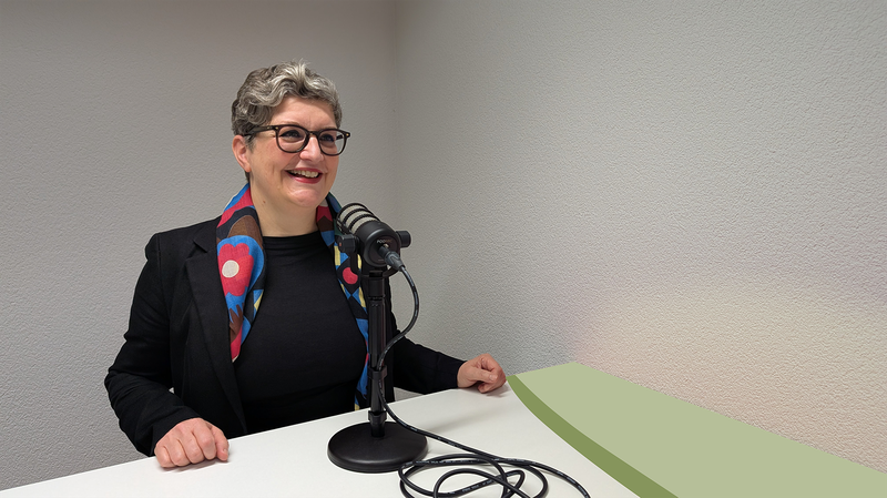 EDK-Generalsekretärin Susanne Hardmeier sitzt vor einem Mikrofon und lacht