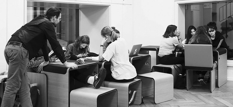 Studierende sitzen vor verschiedenen Devices herum