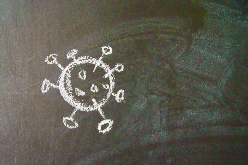 Die Skizze des Coronavirus mit Kreide auf einer Wandtafel gezeichnet