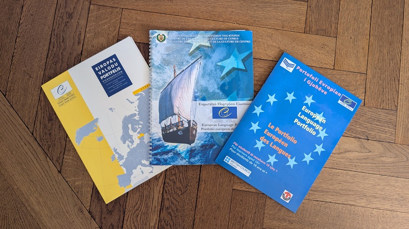 Foto von verschiedenen Sprachenportfolios in verschiedenen Sprachen