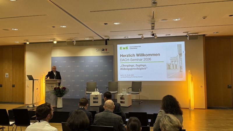 Dachseminar Berlin Februar 2026 Plenum mit Zuhörer und Referent (c) EDK