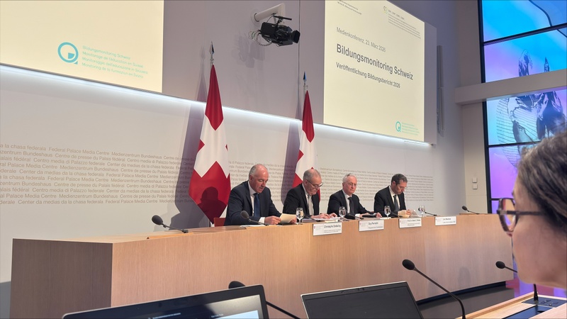 Christophe Darbellay, Guy Parmelin und Stefan C. Wolter informieren an der Medienkonferenz (c) SBFI