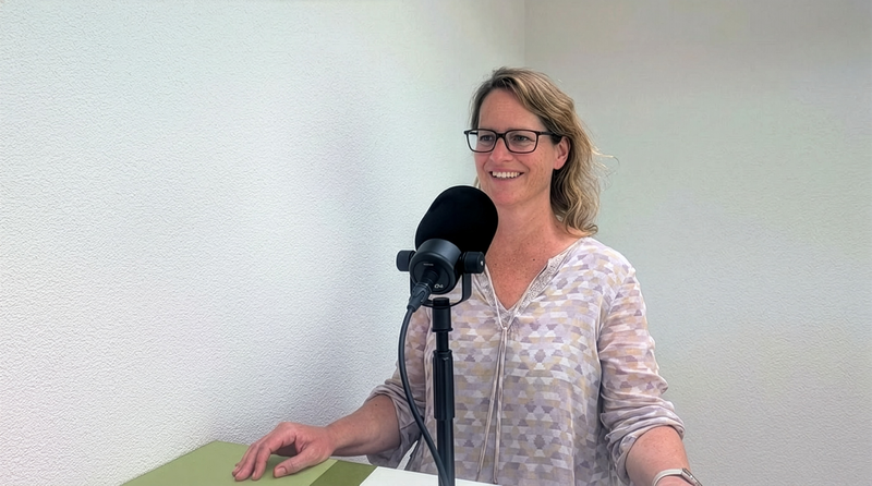 Foto von Andrea Erzinger im Podcast-Studio