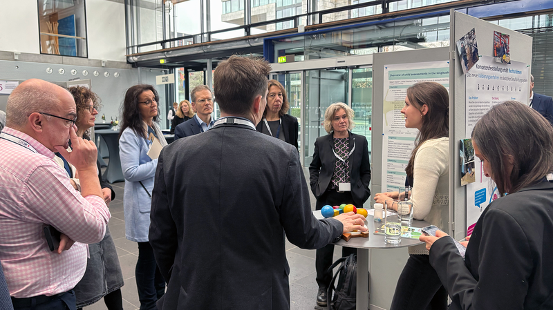 Foto vom DACH-Seminar, Teilnehmende an einem Workshop