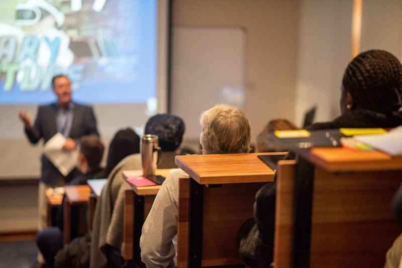 Étudiants assistant à un cours magistral