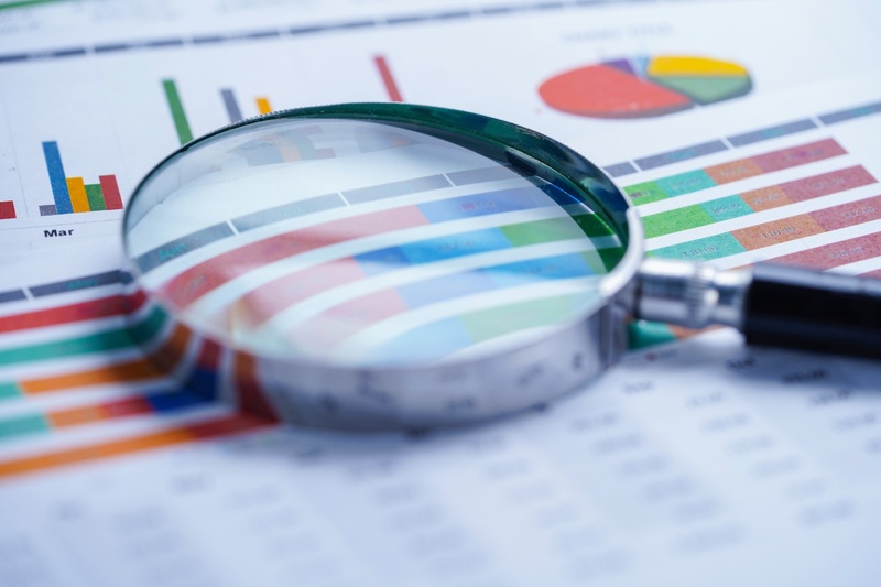 Document contenant des données commerciales et une loupe