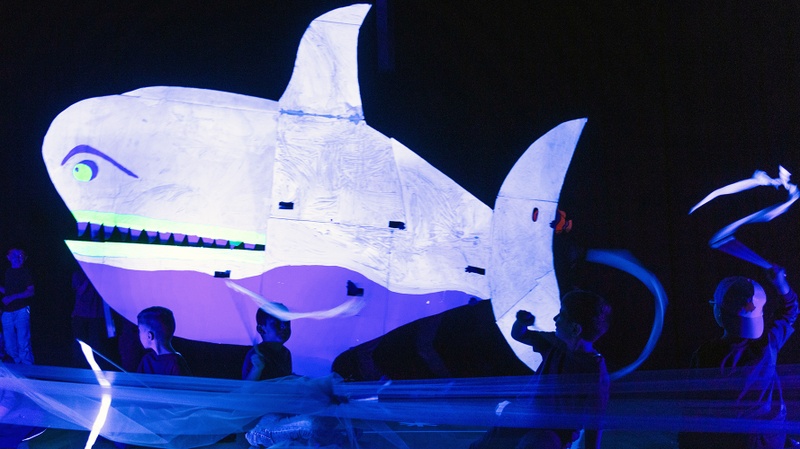 Kinder spielen ein Theaterstück