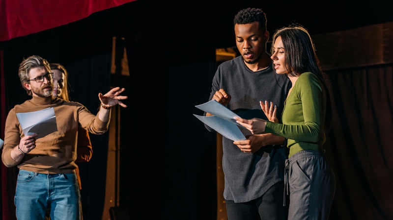 Ein Theaterensemble probt ein Stück auf der Bühne