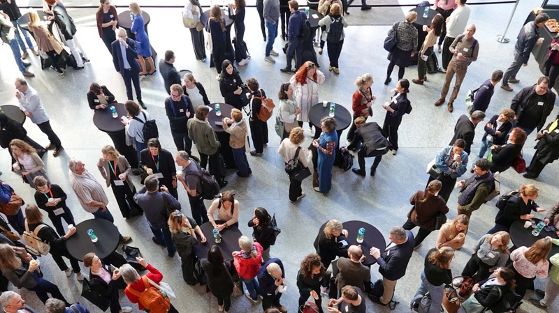 Photo prise lors de la conférence: des personnes en train de discuter