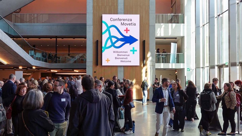 Photo prise lors de la conférence: des personnes en train de discuter