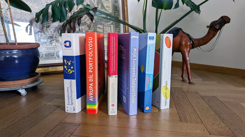 Foto von verschiedenen Sprachenportfolios in verschiedenen Sprachen