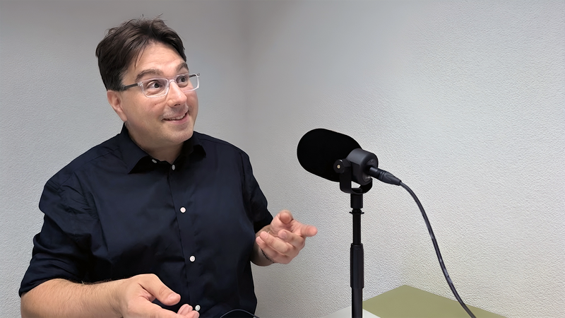 Oliver Prosperi dans le studio de podcast